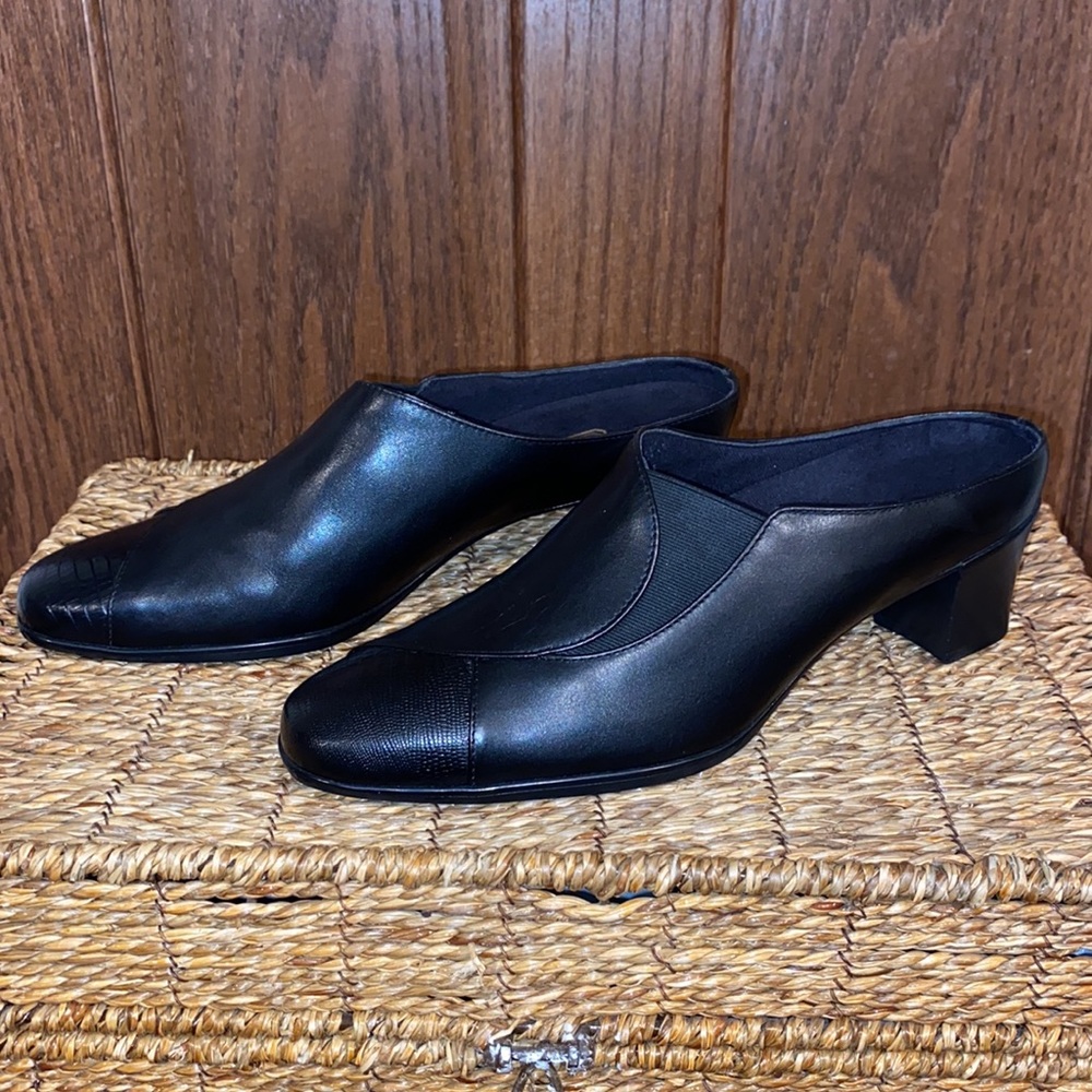 Munro American Black Calf Leather Mules